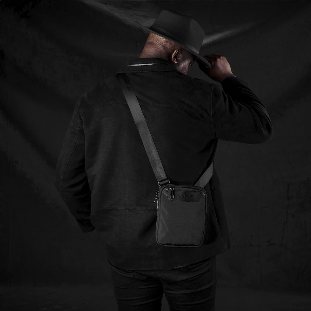 BG-AV-490-B-BL_LIFESTYLE-02