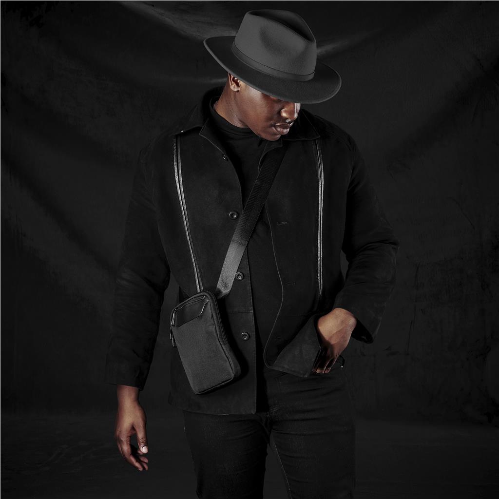 BG-AV-490-B-BL_LIFESTYLE-01-NO-LOGO