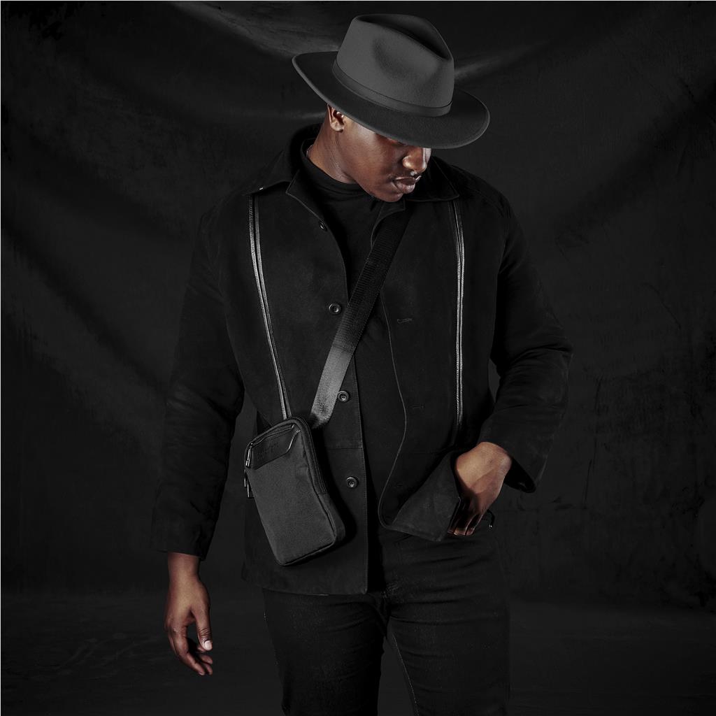 BG-AV-490-B-BL_LIFESTYLE-01