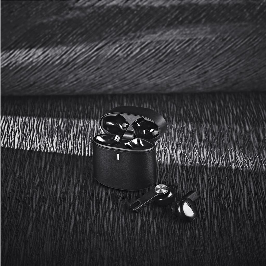 MT-AV-447-B_LIFESTYLE-NO-LOGO