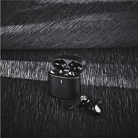 MT-AV-447-B_LIFESTYLE-NO-LOGO